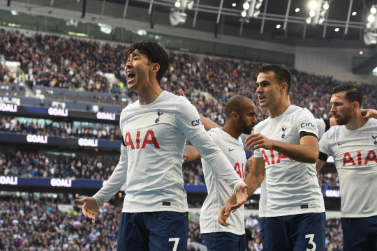 호이비에르 득점 후 기뻐하는 손흥민. <EPA=연합뉴스>